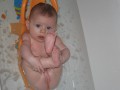 Elya dans son bain essaye d'attraper ses pieds - 011 * 1024 x 768 * (58KB)